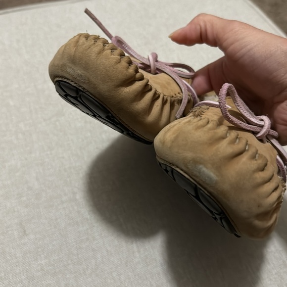 UGG Sz 8 Dakota Moccasins in Tobacco with Lavender Ties - Picture 11 of 16